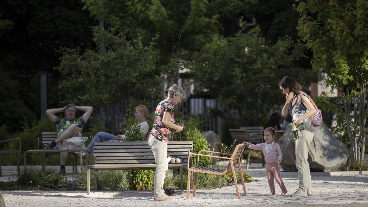 Rozsáhlé parkoviště se proměnilo v zelený park s lehátky a velkou křídovou stěnou