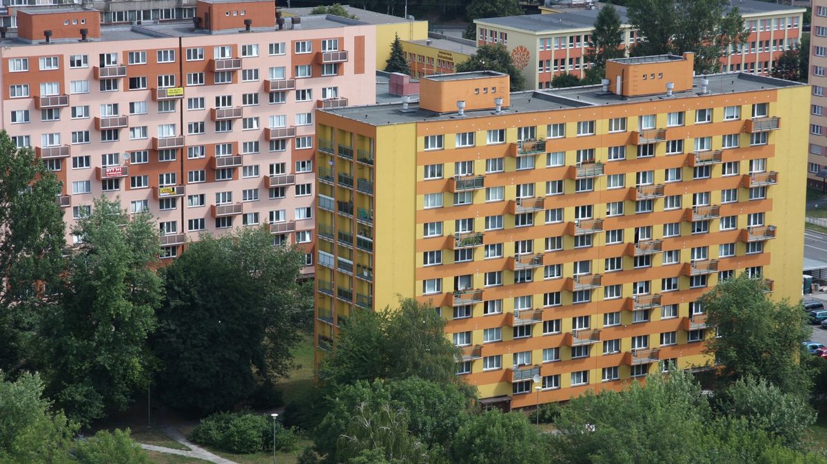 Potíže s bydlením a prací vedou lidi až k protestním hnutím, varuje expert