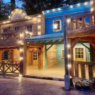 Součástí je i westernové městečko, dům z Alenky v říši divů a další tematické oblasti.