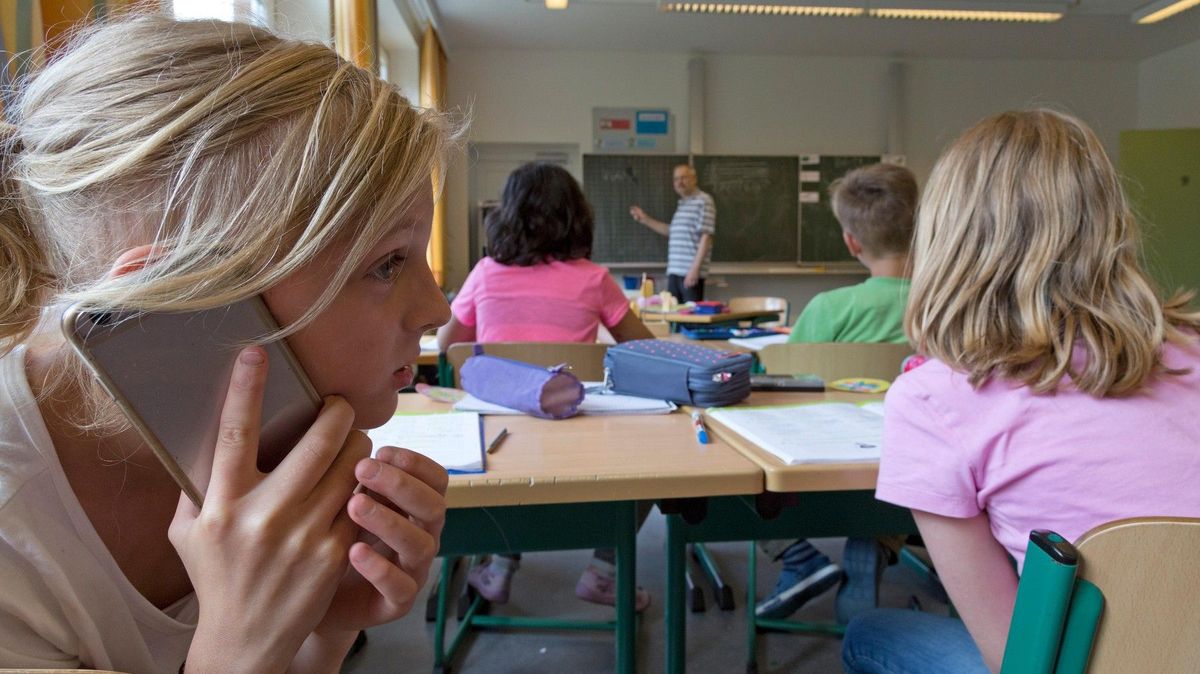 Zákaz mobilů na školách začíná prosazovat i Německo. Od léta jej jako první zavede Hesensko