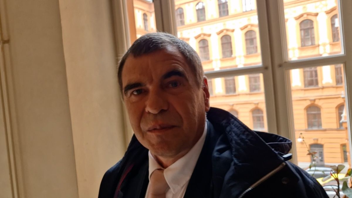 Policejní major dal úplatek, aby jeho dcera dostala byt. Zničil si kariéru, od soudu odešel s podmínkou