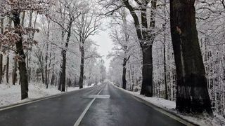 Sever Čech zasypává sníh, padat bude i jinde a hrozí i náledí, varují meteorologové 