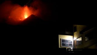 Etna v noci předvedla svou sílu