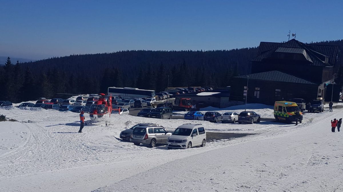 Šestnáctiletá lyžařka se zřítila pod Pradědem do kamení, letěl pro ni vrtulník