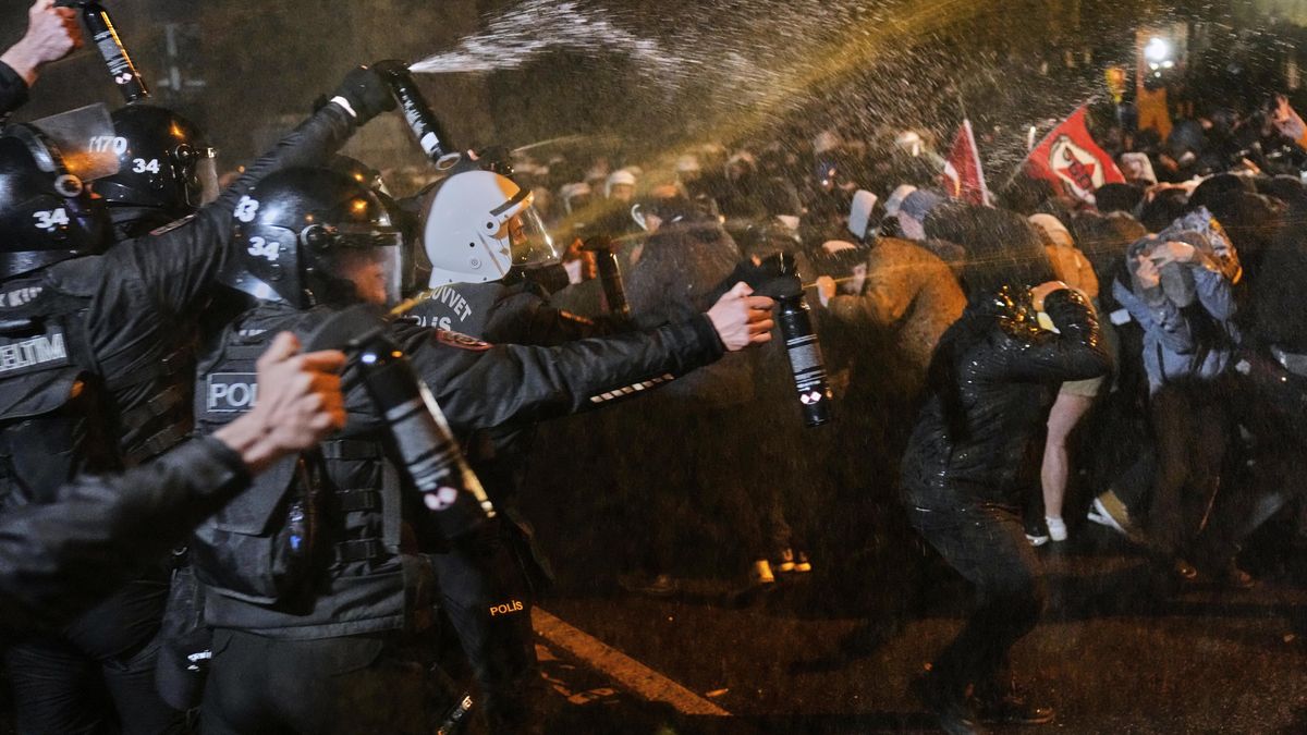 Istanbul zachvátily demonstrace, lidé protestují proti zadržení starosty