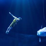 Jeden z mnoha vrcholných akrobatických výkonů. V části představení je umožňuje obří trampolína. Na snímku nebojácný letec, který je odborníkem v disciplíně Rola Bola.