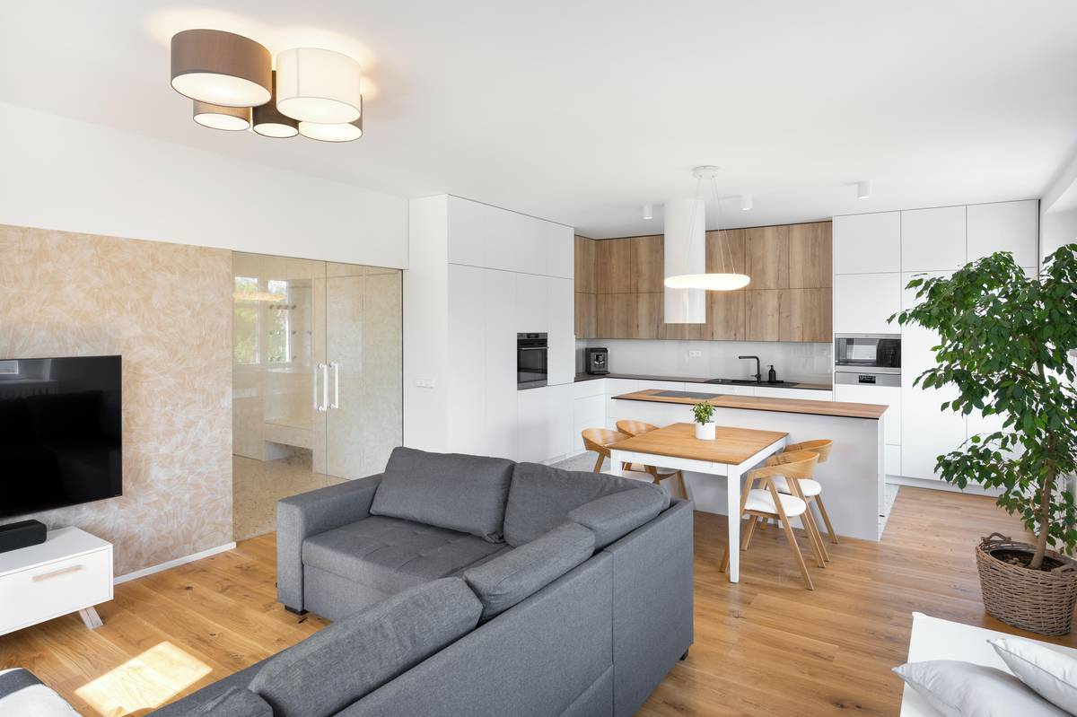 Na bílém pozadí promlouvají teplé odstíny přírodního dřeva.