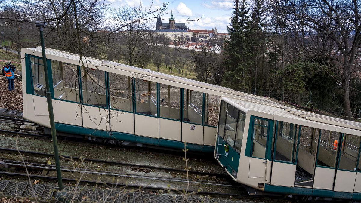 FOTO: Naposledy spolu na kolejích na Petřín. Historické vozy lanové dráhy putují do muzea