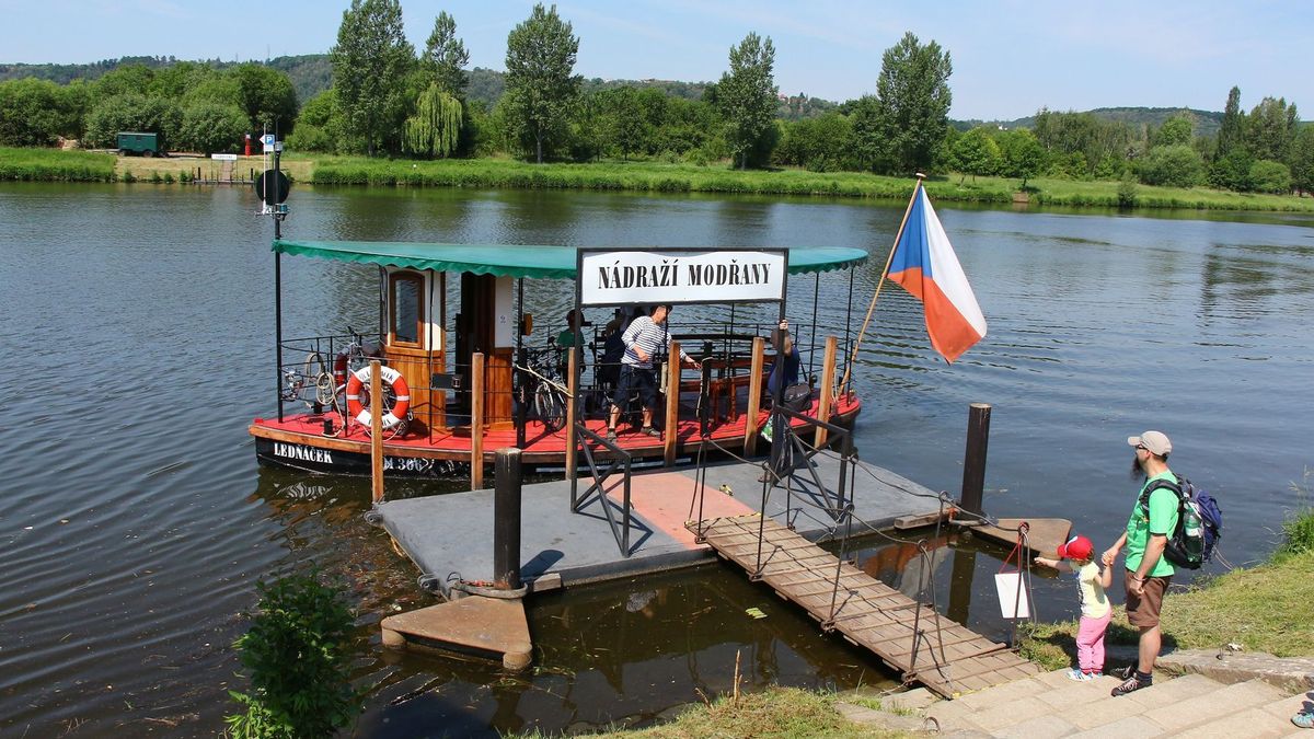 Sezona startuje. O víkendu se na tratě vracejí přívozy, speciální vlaky i brdský cyklobus