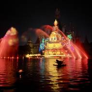 Každý večer se u něj koná velká show s projekcemi, ohňostroji i ohnivými efekty.