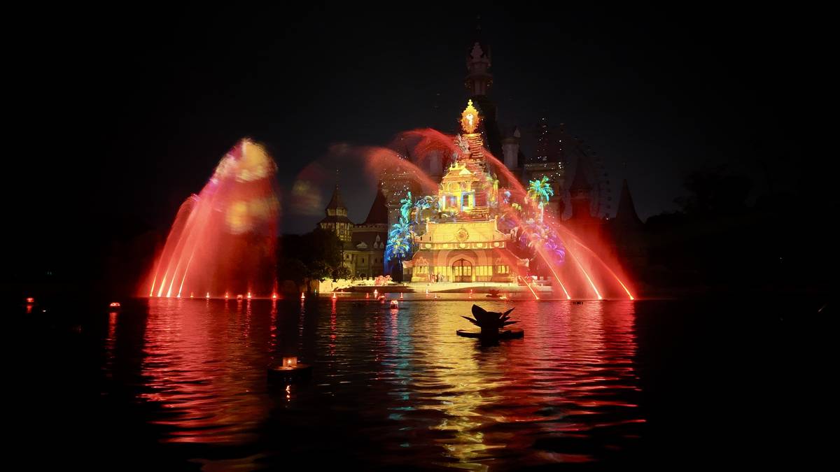 Každý večer se u něj koná velká show s projekcemi, ohňostroji i ohnivými efekty.