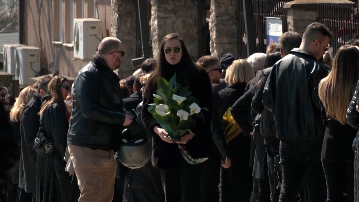 Ve Skopje pohřbili zpěváka, na jehož koncertě vypukl tragický požár