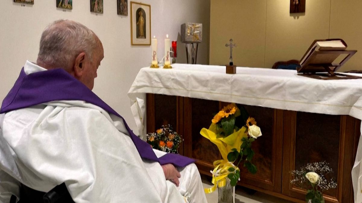 František v neděli pozdraví věřící z okna římské nemocnice a požehná jim