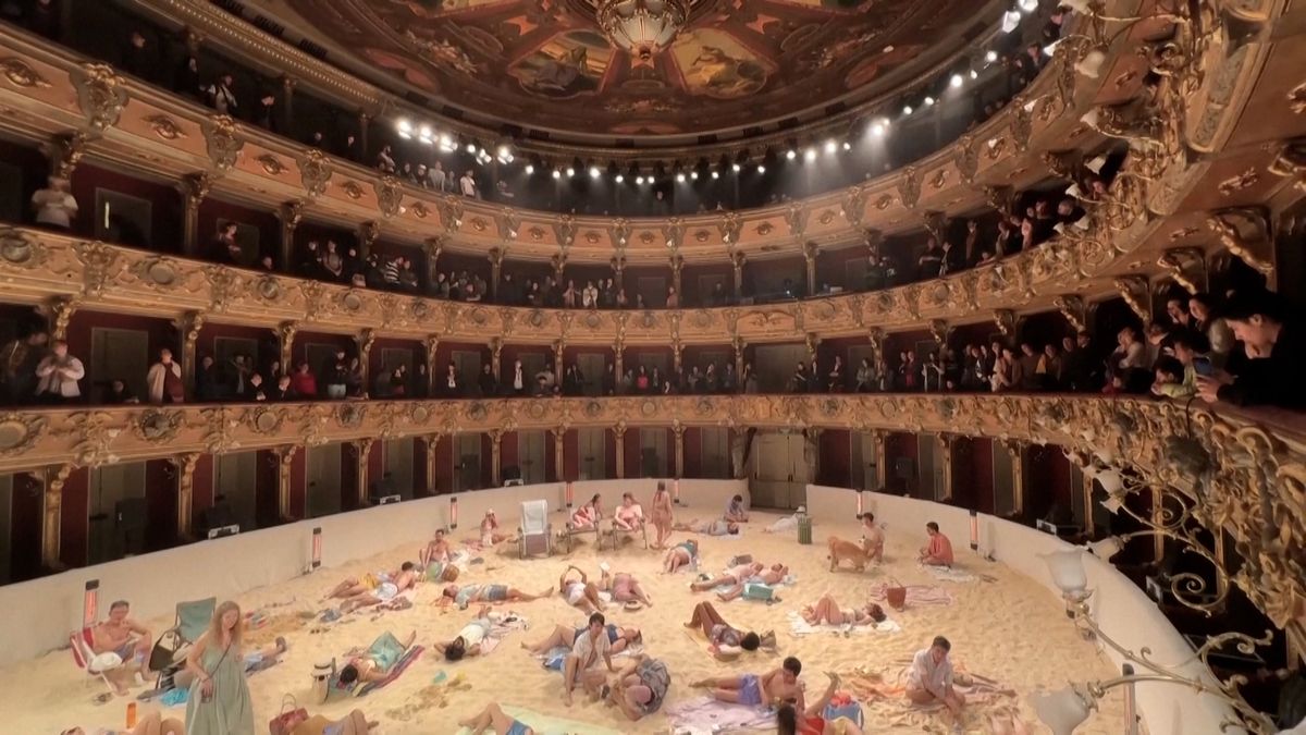 Nevšední opera: pěvci v plavkách, místo hlediště pláž