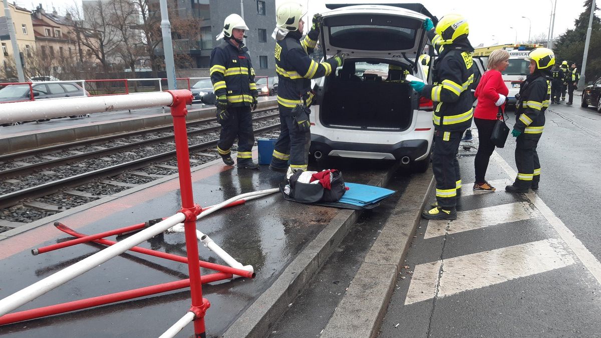 Řidič BMW vjel v Praze na tramvajovou zastávku