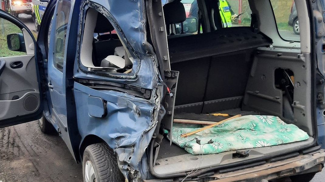 Řidič přehlédl červenou na přejezdu v Mělníku, narazil do něj vlak