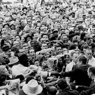 John F. Kennedy zdraví dav ve Forth Worthu při odjezdu na letiště.