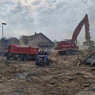 Hasiči se pustili do demolice poškozeného domu s kavárnou ještě odpoledne po výbuchu.