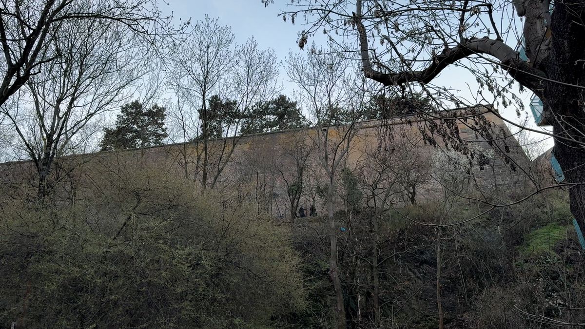 Muž se zřítil z vyšehradských hradeb. Pád nepřežil