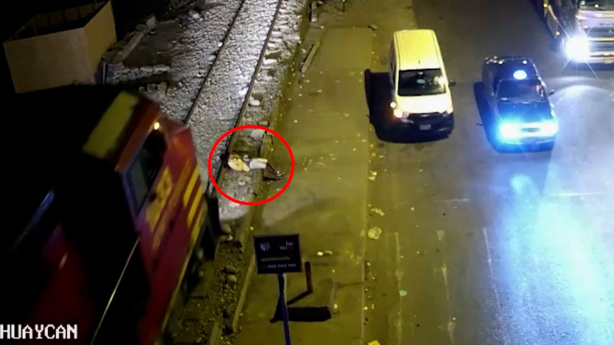 Opilec si ustlal na kolejích, ze střetu s vlakem vyšel jen s odřeninami