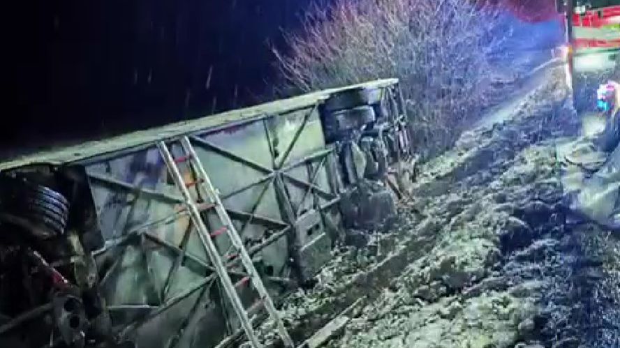 Autobus s malými tanečníky se převrátil u Žermanic, devět zraněných