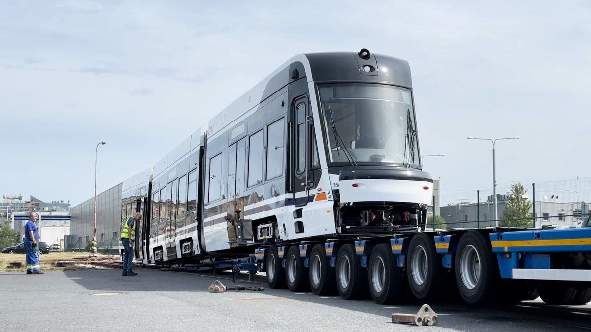 V Plzni vyrobili nejdelší tramvaj na světě. S kamerou jsme prošli 60 metrů dlouhou soupravu