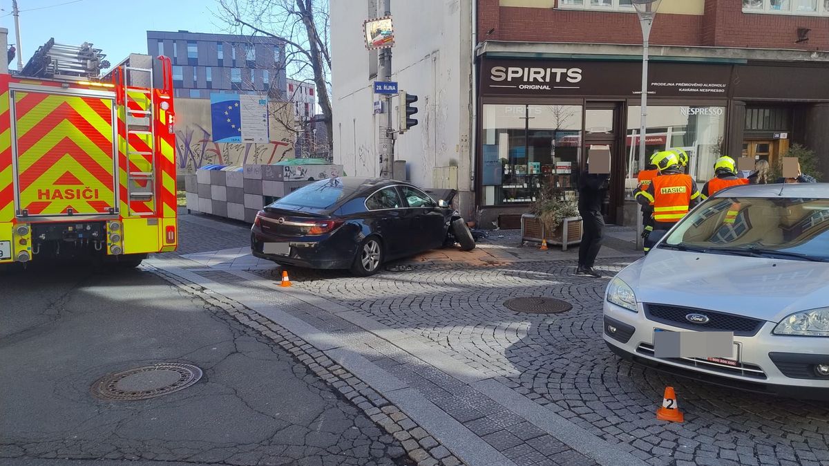 Řidič v centru Ostravy vyjel mimo silnici a naboural zaparkované auto s kojencem