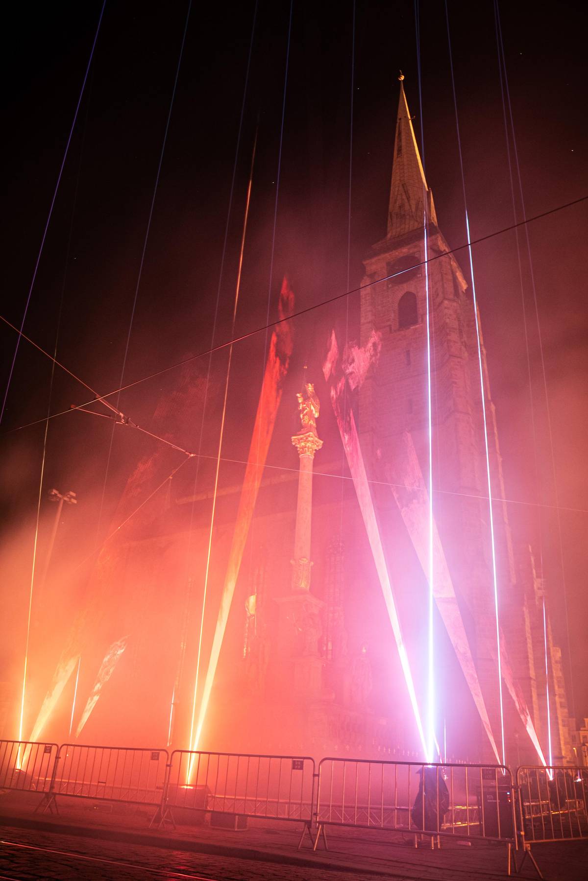 Jednou z nejzajímavějších zastávek byla ta u Mariánského sloupu na náměstí Republiky. Čeští autoři LasermanCZ a Dominik Miklušák připravili laserovou show do rytmu symfonické básně, čímž sloup oživili.
