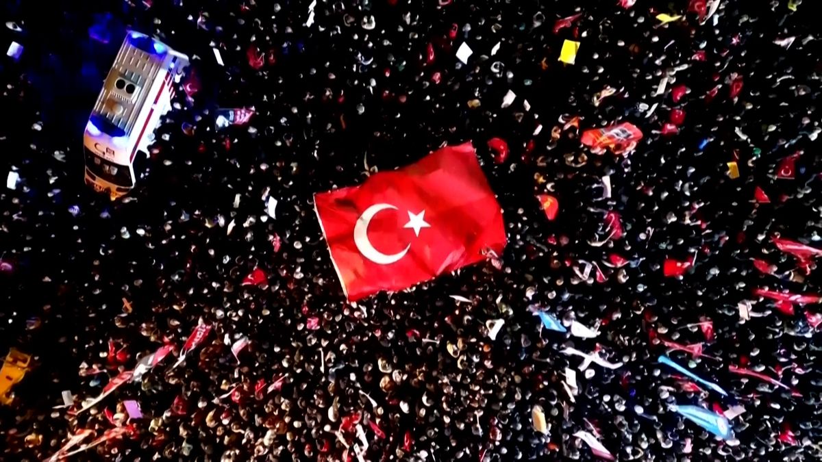 V Turecku už týden protestují desítky tisíc lidí, tamní média mlčí
