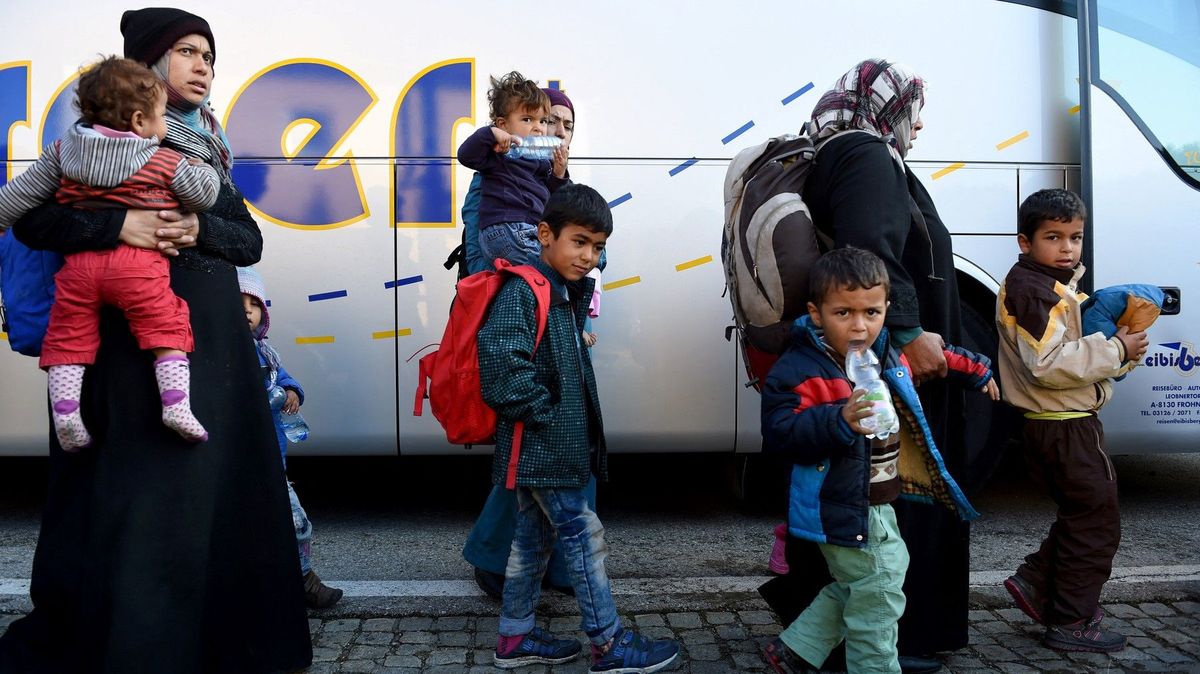 Rakousko pod náporem migrantů zarazilo slučování jejich rodin