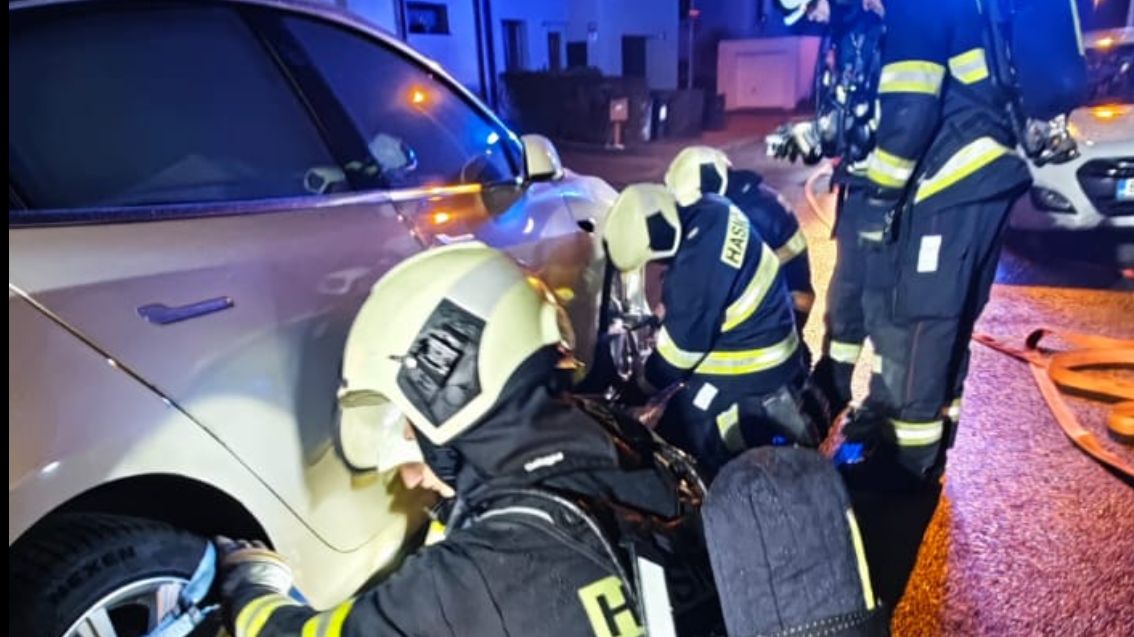 V garáži v Českých Budějovicích se vzňala Tesla