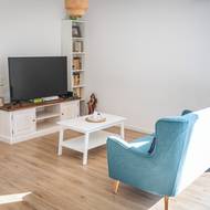 V obývacím pokoji mají majitelé jednoduchou, avšak elegantní pohovku.