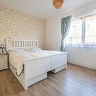 Také v ložnice se Lenka držela svého oblíbeného vintage stylu.