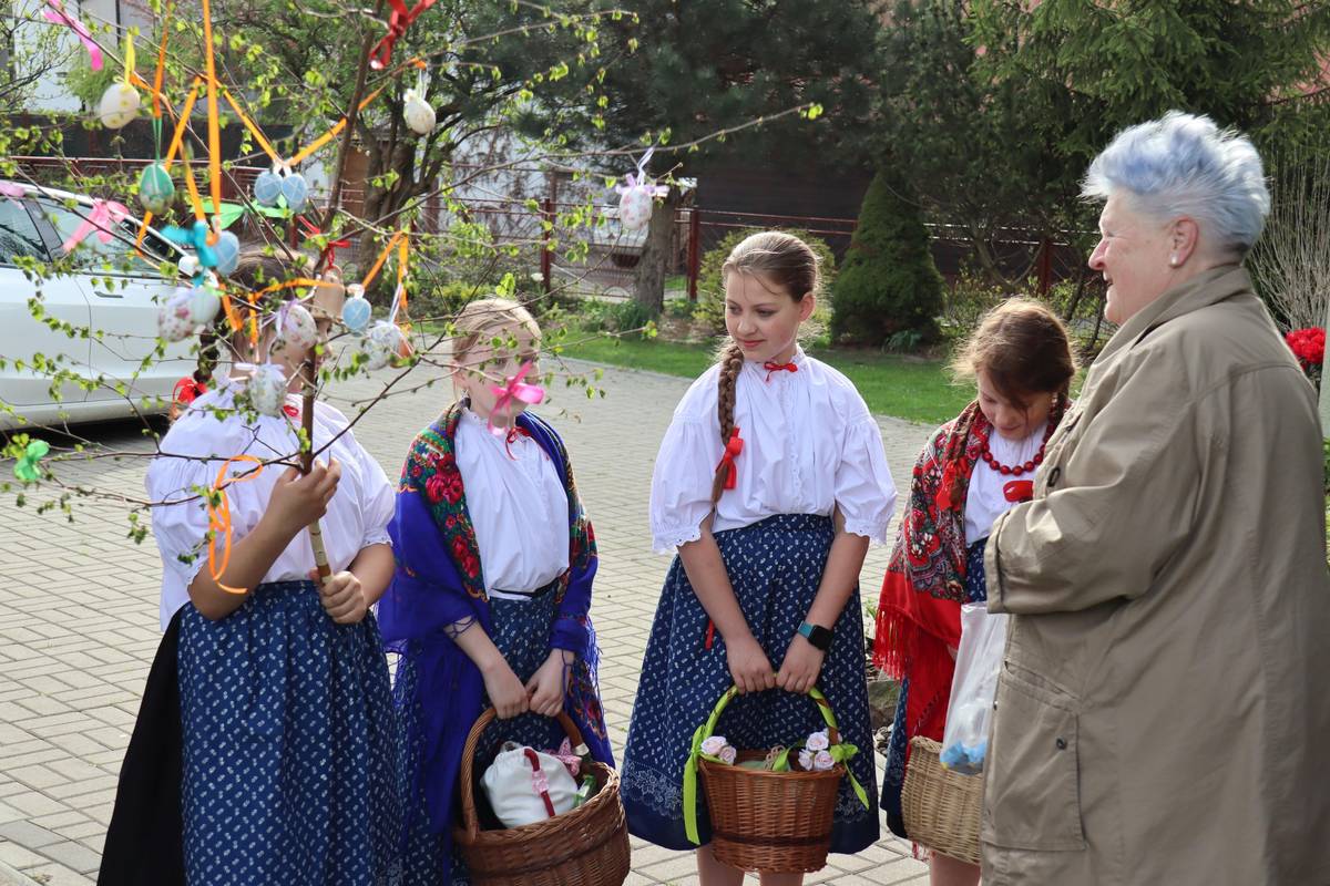 Děvčata v Hrádku chodí o Velikonočním pondělí po koledě.
