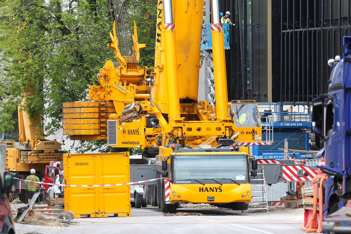 Obří autojeřáb s nosností 500 tun zaparkoval v Jiráskově ulici, pryč muselo i trolejové vedení.