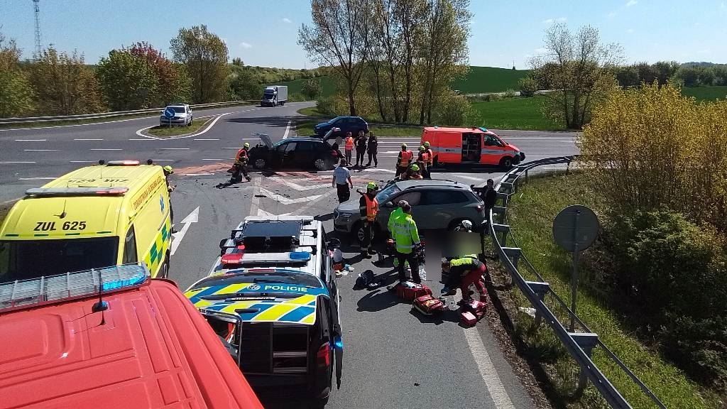 Hasiči resuscitovali po nehodě na Litoměřicku zraněného řidiče
