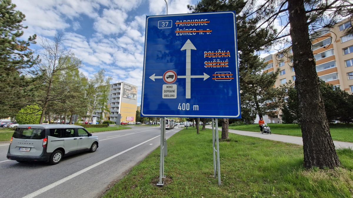 Semafory, regulovčíci, zákazy. Dvacetitisícové město bez obchvatu svírají uzavírky