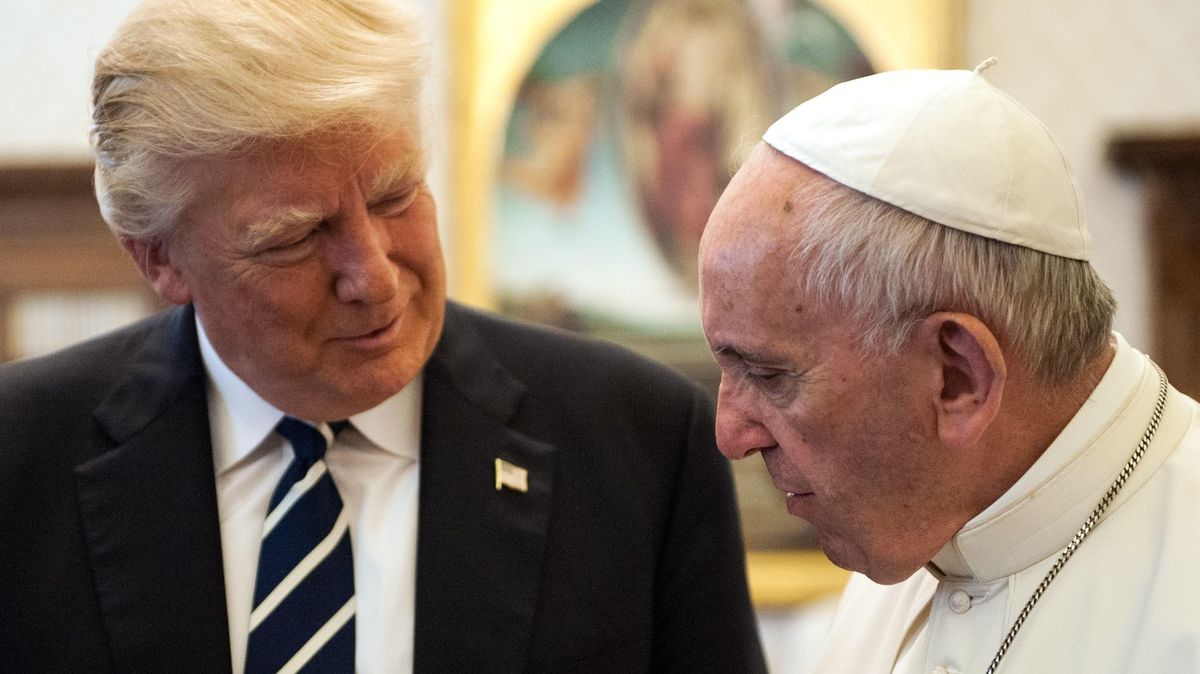 Rád bych byl papežem, vtipkoval Trump