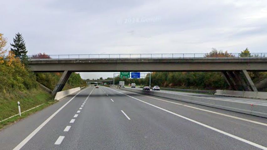 Demolice mostu zastaví provoz na dálnici D11