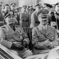Adolf Hitler (vpravo) a Benito Mussolini projíždějí v otevřeném voze.
