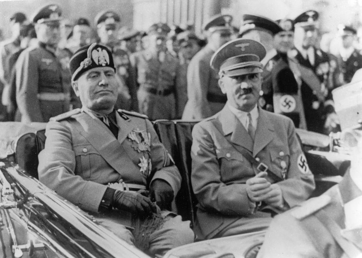 Adolf Hitler (vpravo) a Benito Mussolini projíždějí v otevřeném voze.