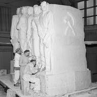 Vítězný návrh se skládal kromě Stalina z dalších osmi postav, které symbolizovaly československý a sovětský lid. Právě kvůli tomuto zpodobnění se mu později přezdívalo fronta na maso.