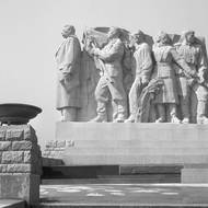Pohled na pomník před odhalením 29. dubna 1954. Ve své době šlo o největší sousoší v Evropě.
