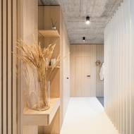 Stěna z bílých latí plní svou dělicí funkci, zároveň však působí lehce a propouští světlo.