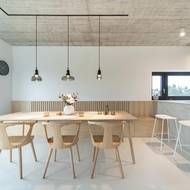 Jídelní prostor doplňuje dřevěná lavice při stěně.