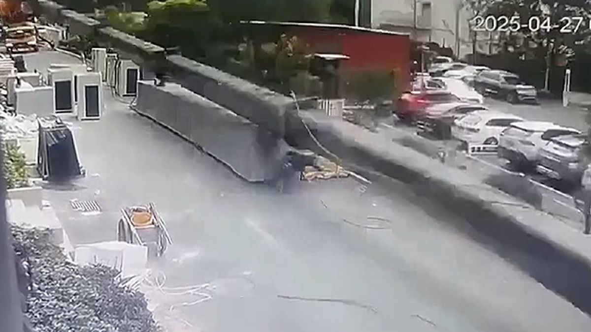 Na stavbě se 80metrový jeřáb zřítil přímo na muže, ten odešel po svých