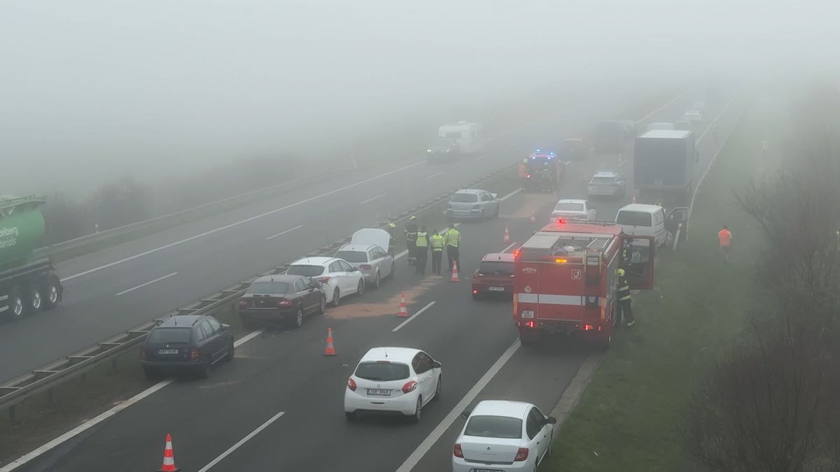 Jedenáct aut do sebe vrazilo v husté mlze na dálnici D6 u Prahy
