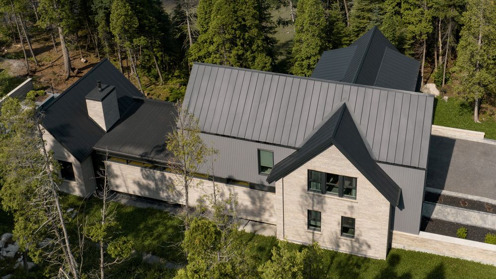 Okázale velký dům překvapí svým útulným a minimalistickým interiérem