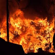 Zásah hasičů u hořící skládky za Prahou