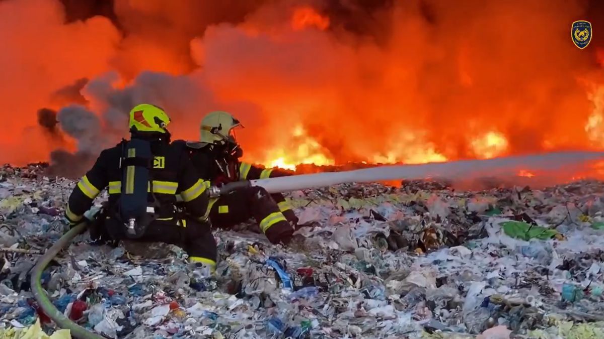 FOTO: Hašení obří skládky plastu u Prahy